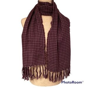 Elegant Houndstooth Scarf in Burgundy